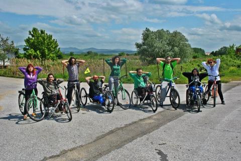 The participants with their assistants using bikes and handbikes